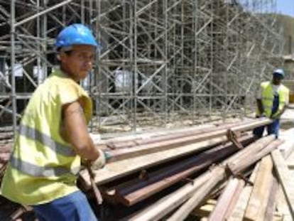 Trabajadores de la construcci&oacute;n en la Expo de Zaragoza de 2008.