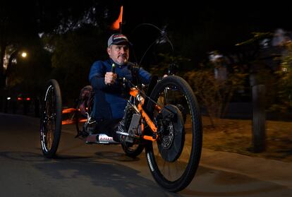 Jean Maggi, conduciendo una bicicleta adaptada.