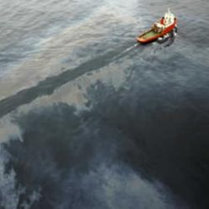 Fotografía facilitada por Salvamento Marítimo de uno de los barcos de la decena de los que están trabajando en la limpieza de la mancha de crudo detectada frente a la plataforma Casablanca de Repsol