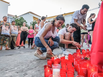 Vecinos de Utrera, junto a inmigrantes nicaragüenses y de otros países latinoamericanos, el martes en una concentración ante el Ayuntamiento de la localidad sevillana, en memoria de Erica Vanessa Reyes, la última víctima de la violencia machista en España.