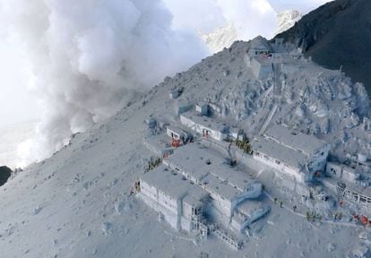 Refugio de montaña cubierto de ceniza cerca de la cima del monte Ontake, en Nagano.