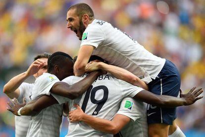Los jugadores de Francia celebran un gol ante Nigeria.