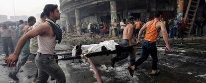Un grupo de personas llevan en camilla el cuerpo de una de las víctimas del atentado del centro de Bagdad.