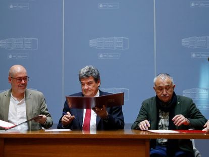 Los líderes de CCOO y UGT, Unai Sordo y Pepe Álvarez, y el ministro de Seguridad Social, José Luis Escrivá, firman el acuerdo sobre pensiones este miércoles en la sede del ministerio.