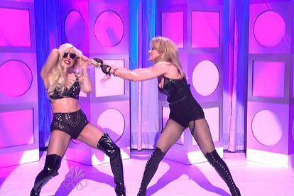 Desde que Lady Gaga se empezara a hacer fuerte en el mundo del pop se habló de una rivalidad entre Madonna y ella. Las dos divas acabaron con los rumores con esta divertida actuación en Saturday Night Live donde se tiraban de los pelos como si fueran dos guidettes. La Ciconne es muy discreta en todas sus declaraciones acerca de Gaga aunque se puede notar un cierto resquemor hacia ella.