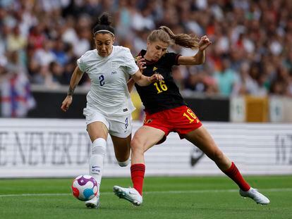 Lucy Bronze conduce el balón en un encuentro amistoso entre Inglaterra y Bélgica el pasado 16 de junio en Wolverhampton.