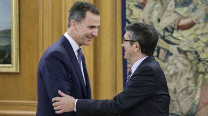 Felipe VI con el recién elegido presidente del Congreso, Patxi López , el pasado 14 de enero