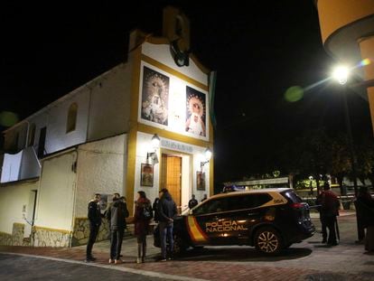 Un coche de policía ante la capilla de San Isidro, uno de los templos atacados por el presunto yihadista, la noche del supuesto atentado.