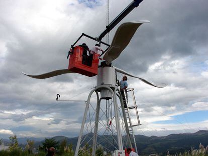 Varios operarios ultiman un aerogenerador en el polígono industrial de Reocín, Cantabria, antes de su traslado a Barcelona.