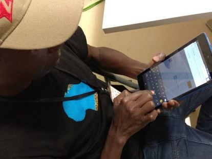 Un activista procedente de Kenia manipula su tablet durante el Internet Freedom Festival.