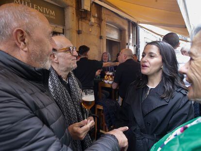 La líder de Ciudadanos, Inés Arrimadas (a la derecha), conversa con vecinos del casco histórico de Lugo, este sábado 22 de octubre.