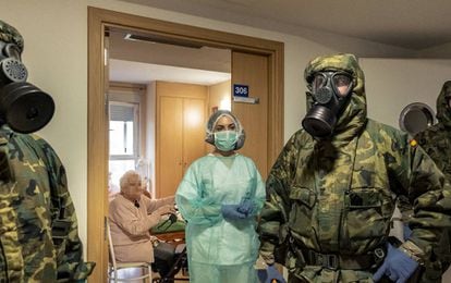 Una treintena de militares de la Brigada Paracaidista de Alcalá de Henares, a las afueras de Madrid, llegan con sus equipos NBQ (defensa nuclear, biológica y química) para descontaminar una residencia de personas mayores.