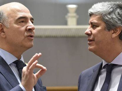 Desde la izquierda, Pierre Moscovici, comisario europeo de Econom&iacute;a, y M&aacute;rio Centeno, ministro portugu&eacute;s de Finanzas.