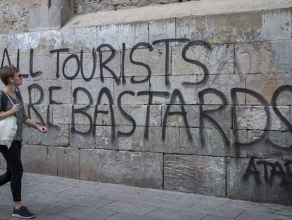 Pintades al barri de Gràcia de Barcelona contra el turisme.