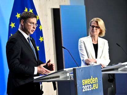 El vicepresidente ejecutivo de la Comisión Europea, Valdis Dombrovskis, y la ministra de Finanzas sueca, Elisabeth Svantesson, este sábado en Estocolmo.