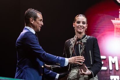 Victoria Federica recoge su premio de manos del torero José María Manzanares.