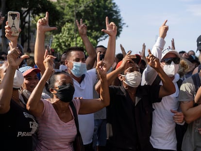 Un grupo de personas protestan en Cuba el 11 de julio de 2021.