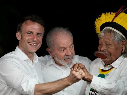 El presidente francés, Emmanuel Macron, con su homólogo brasileño, Luiz Inácio Lula da Silva, y el cacique Raoni Metuktire.
