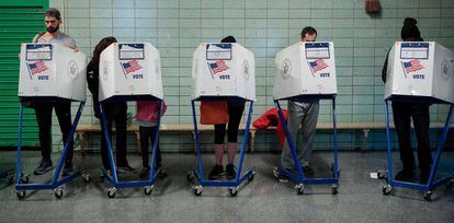 Votants en un col·legi públic a la ciutat de Nova York.