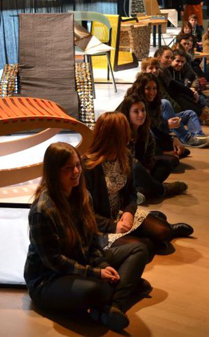 Los estudiantes de Arquitectura que han diseñado las sillas inspiradas por Balenciaga posan junto a los prototipos.