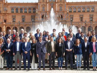 Fotografía de familia de la Ejecutiva Nacional del PP, este sábado en Sevilla.