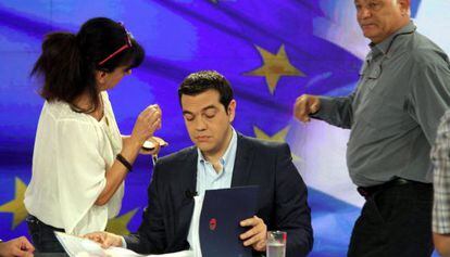 El primer ministro griego, Alexis Tsipras, se prepara para una entrevista en televisi&oacute;n.