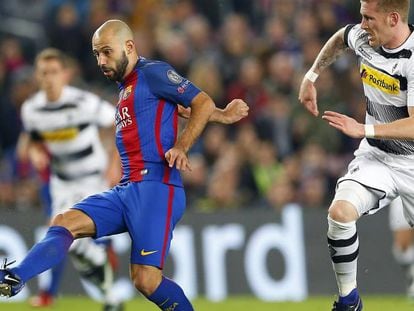 Mascherano juega el bal&oacute;n ante el Moenchengladbach.