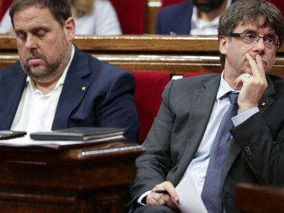 Oriol Junqueras (izquierda) y Carles Puigdemont, este miércoles en el Parlament.