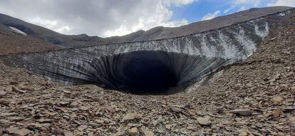 Exterior de la cueva en la que murió el turista brasileño, en Ushuaia, patagonia argentina