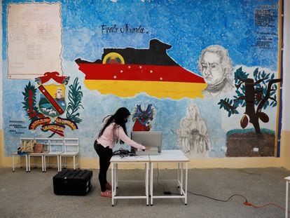 Una trabajadora prepara una máquina de votación para las elecciones regionales de noviembre de 2021, en Caracas (Venezuela).