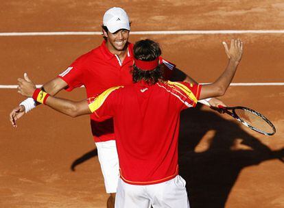 Feliciano López y Fernando Verdasco celebran el punto conseguido ante Alemania en la Copa Davis