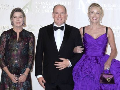 Carolina de Mónaco con el príncipe Alberto y la actriz Sharon Stone, en una gala benéfica celebrada en Mónaco el 23 de septiembre de 2021.