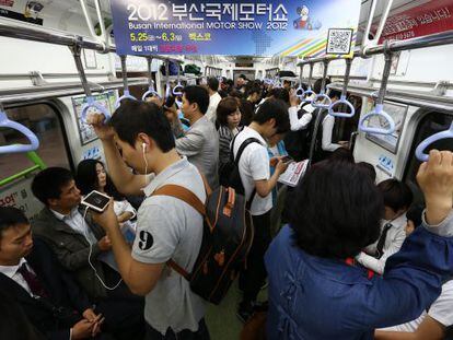 Usuarios del metro en Busan haciendo uso de la red de Internet