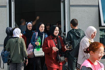 Varias personas salían este lunes de la franja de Gaza por el paso fronterizo de Rafah, que une el enclave palestino con Egipto.