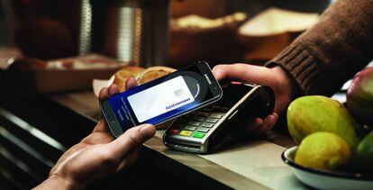 Pago en un comercio con TPV a través de Samsung Pay.