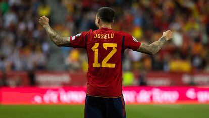 Joselu después de marcar el tercer gol del partido entre España y Noruega, en la Rosaleda este sábado.