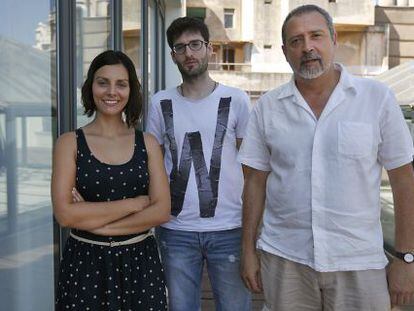 Sandra M&iacute;nguez, Pau Belda y Miquel Garcia, de Podemos, en el Centre Octubre. 