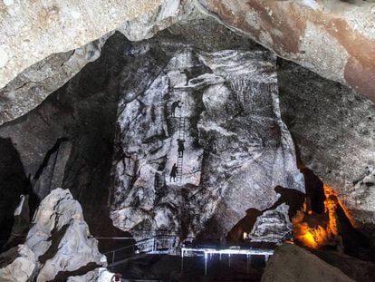 Imatge de la projecció en 3D a les coves de Montserrat.