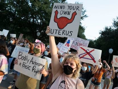 Un grupo de mujeres protesta contra la nueva ley sobre el aborto en Texas, este miércoles en la ciudad de Austin (EE UU).