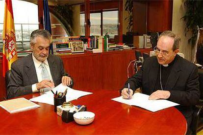 José Antonio Griñán y el obispo de Córdoba, ayer, en la firma del acuerdo entre la Junta y Cajasur.