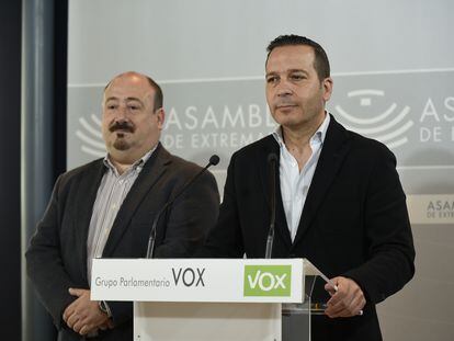 El portavoz de Vox en la Asamblea de Extremadura, Óscar Fernández Calle, a la derecha, la semana pasada.