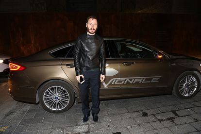 El actor Rubén Ochandiano  a su llegada a la fiesta en un coche Ford.
