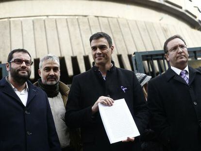 Pedro Sánchez (centro), el pasado 4 de febrero, antes de presentar el recurso contra la Ley de Propiedad Intelectual en el Constitucional.
