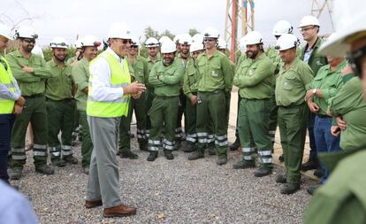 El presidente de Iberdrola, Ignacio Sánchez Galán, reunido con brigadas de la compañía.