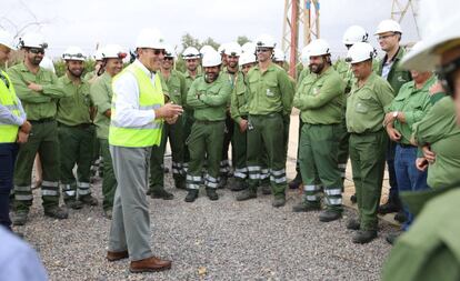 El presidente de Iberdrola, Ignacio Sánchez Galán, reunido con brigadas de la compañía. 