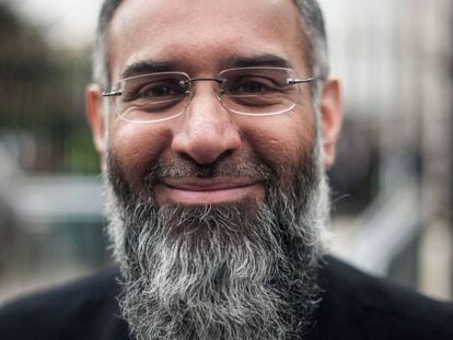 El clérigo Anjem Choudary posa en una foto hecha en abril de 2015 en Londres.