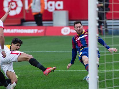 Messi, en el momento de marcar el segundo tanto al Sevilla.