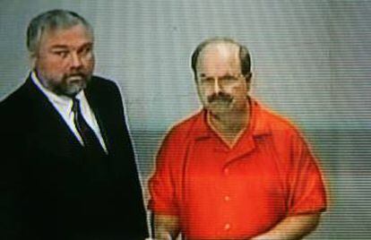 Dennis Rader junto a su abogado durante el juicio en Wichita, Kansas, en 2005.