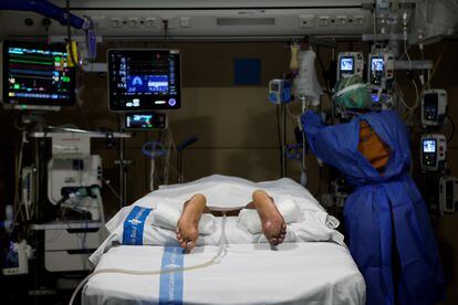 Personal del Servicio de Medicina Intensiva del Hospital del Vall d'Hebron de Barcelona atiende a un paciente.
