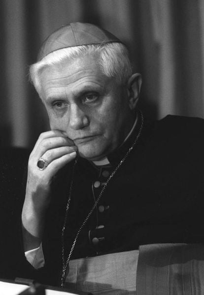 Joseph Ratzinger, en una conferencia en Madrid el 20 de febrero de 1990. Apodado ‘el Panzerkardinal’ por su origen alemán y su capacidad teológica, durante sus años como guardián del dogma de la Iglesia católica procesa a la flor y nata de los teólogos críticos (como Leonardo Boff y Hans Küng), combate la teología de la liberación, se opone con todas sus fuerzas al sacerdocio femenino, condena la homosexualidad, niega el carácter pleno de Iglesia a las confesiones protestantes, prohíbe la comunión a los divorciados que se hubieran vuelto a casar y rechaza el papel activo de los laicos en la guía de la comunidad de fieles.